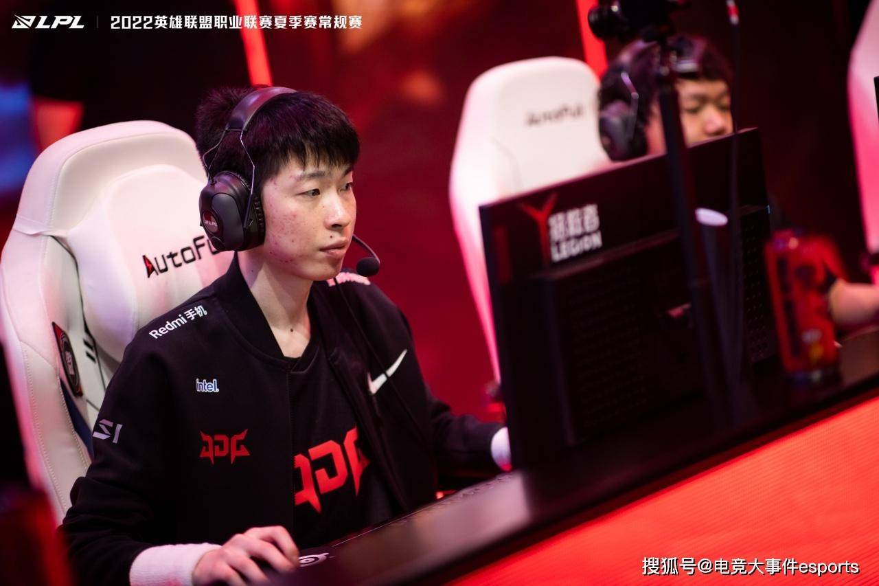 C9血洗T1，JackeyLove单局斩获MVP激烈交锋小组赛，强势挺进下一轮