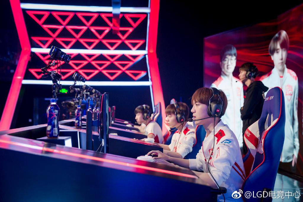 开云体育登录-V5险胜T1，Xiaohu团战一打五激烈交锋入围赛，让粉丝疯狂欢呼