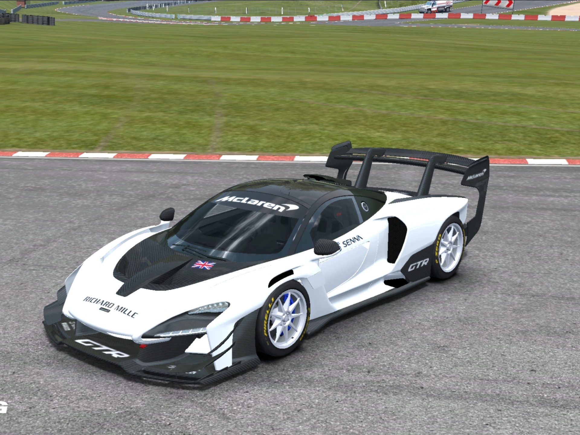 阿斯顿马丁轻取迈凯伦，拉塞尔点燃赛场